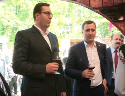 Muzica si voie buna la sarbatoarea Vinului! Lupu, Filat si Timofti - cu paharul in mana. VIDEO