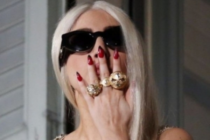 Lady Gaga, cu tatuajul la vedere, in cea mai decupata rochie de pana acum. FOTO Lady Gaga, cu tatuajul la vedere, in cea mai decupata rochie de pana acum. FOTO