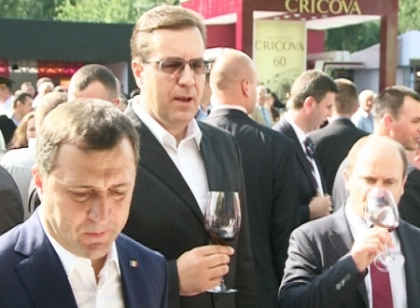 Filat si Lupu si-au scos cravatele si au dansat cu foc la Ziua Vinului! Cum s-au delectat oficialii la sarbatoare Filat si Lupu si-au scos cravatele si au dansat cu foc la Ziua Vinului! Cum s-au delectat oficialii la sarbatoare