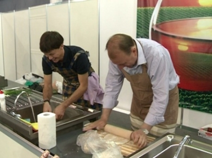 Oleg Efrim si Vasile Bumacov au gatit bucate traditionale in cadrul Festivalului Vinului