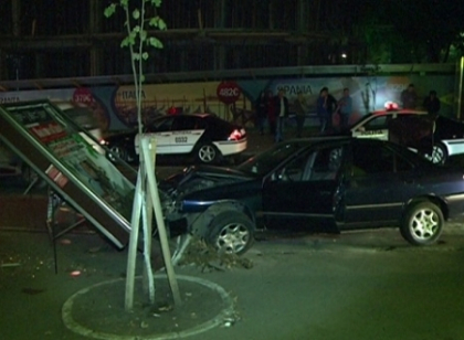 Un adolescent a luat fara voie masina unui unchi si a incercat sa fuga de politie. Ce a urmat e ca in filme