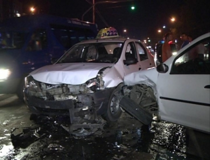 Ciocnire violenta intre trei masini pe strada Ismail. O femeie a ajuns la spital. VIDEO