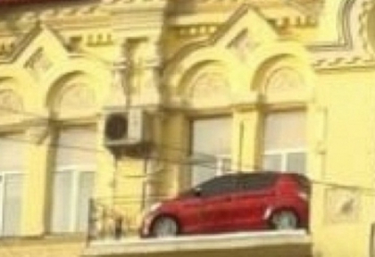 Intrebarea la care tot internetul vrea sa stie raspunsul: "Cum a ajuns masina aia acolo?"