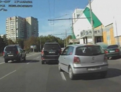 S-au razboit in trafic. Doi soferi, surprinsi de o camera de bord cum se cearta la volan. VIDEO S-au razboit in trafic. Doi soferi, surprinsi de o camera de bord cum se cearta la volan. VIDEO