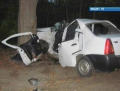 FOTO. Taximetrist, mort pe loc dupa ce s-a izbit violent cu masina intr-un copac FOTO. Taximetrist, mort pe loc dupa ce s-a izbit violent cu masina intr-un copac