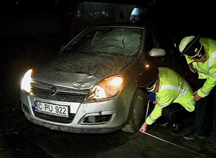 Si-a gasit sfarsitul sub rotile unei masini! Barbat lovit in plin de un Opel, la intrarea in Danceni Si-a gasit sfarsitul sub rotile unei masini! Barbat lovit in plin de un Opel, la intrarea in Danceni