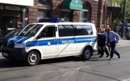 Politia in actiune. De cati ofiteri este nevoie pentru a pune o masina in miscare, in Germania Politia in actiune. De cati ofiteri este nevoie pentru a pune o masina in miscare, in Germania