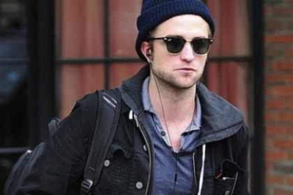 Nici gand sa se impace cu Kristen. Imaginile surprinse in club arata ca Pattinson are o iubita noua