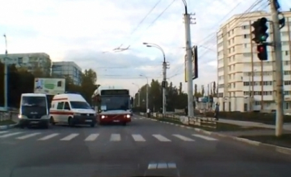 VIDEO. Sofer inconstient la volanul unei ambulante. Era cat pe ce sa se ciocneasca cu un autobuz VIDEO. Sofer inconstient la volanul unei ambulante. Era cat pe ce sa se ciocneasca cu un autobuz