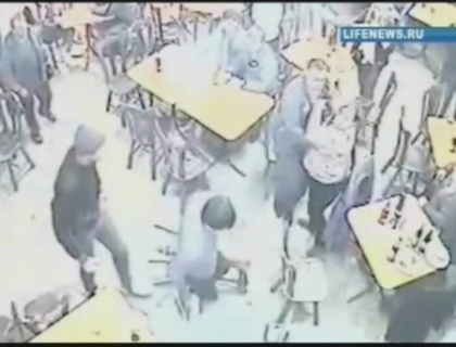Au intrat intr-o cafenea si i-au luat la bataie pe toti care le-au iesit in cale! 12 raniti in Rusia