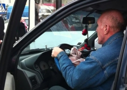 A provocat un accident si a adormit! Un sofer beat crita a facut spectacol pe o strada din Chisinau A provocat un accident si a adormit! Un sofer beat crita a facut spectacol pe o strada din Chisinau