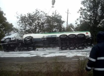 O cisterna, care transporta 30 de tone de combustibil, cat pe ce sa explodeze la Cantemir O cisterna, care transporta 30 de tone de combustibil, cat pe ce sa explodeze la Cantemir