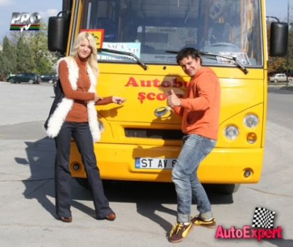 Test marca AutoExpert. Andrei Tabuica si Elena Potorac, la volanul unui autobuz scolar Test marca AutoExpert. Andrei Tabuica si Elena Potorac, la volanul unui autobuz scolar