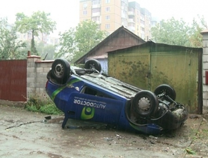 Ploaie de accidente. O masina a ajuns cu rotile in sus dupa ce s-a ciocnit cu un alt automobil