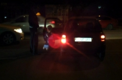 O soferita beata s-a dat in spectacol. S-a pus in genunchi in fata politistilor ca sa o lase sa plece O soferita beata s-a dat in spectacol. S-a pus in genunchi in fata politistilor ca sa o lase sa plece