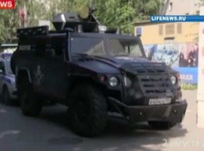 O masina blindata condusa de doi militari beti a avariat 3 automobile la Moscova O masina blindata condusa de doi militari beti a avariat 3 automobile la Moscova