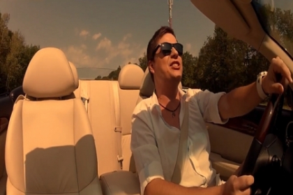 Fete in bikini si distractie maxima! Alexandru Manciu si-a lansat primul videoclip din cariera - VIDEO