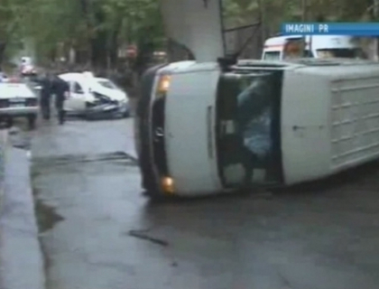 Un microbuz s-a rasturnat in centrul Capitalei, dupa ce a fost lovit in plin de un taxi Un microbuz s-a rasturnat in centrul Capitalei, dupa ce a fost lovit in plin de un taxi