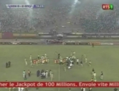 Violente cumplite la un meci din Senegal! Fanii au incendiat tribunele, 10 oameni raniti Violente cumplite la un meci din Senegal! Fanii au incendiat tribunele, 10 oameni raniti