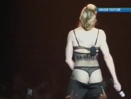 Madonna s-a dezbracat pe scena si a dansat striptese! De ce a facut acest gest Madonna s-a dezbracat pe scena si a dansat striptese! De ce a facut acest gest