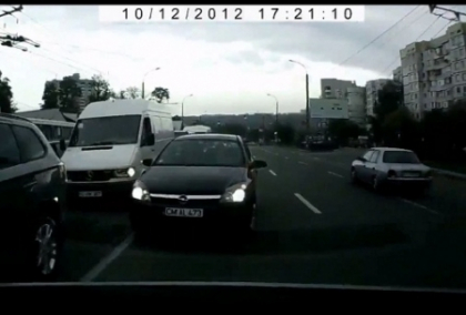 Soferul care a fost filmat mergand pe contrasens a fost identificat de politisti. Ce amenda a primit