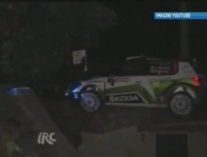 S-a pomenit pe acoperisul unei case! Accident inedit la rally-ul de la San Remo S-a pomenit pe acoperisul unei case! Accident inedit la rally-ul de la San Remo