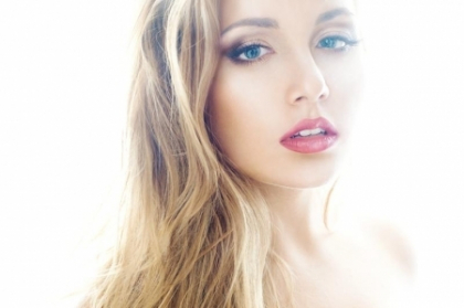Dupa "Valsul" lui Doga, Catalina Caraus revine cu noi melodii! Vezi doua materiale de exceptie Dupa "Valsul" lui Doga, Catalina Caraus revine cu noi melodii! Vezi doua materiale de exceptie