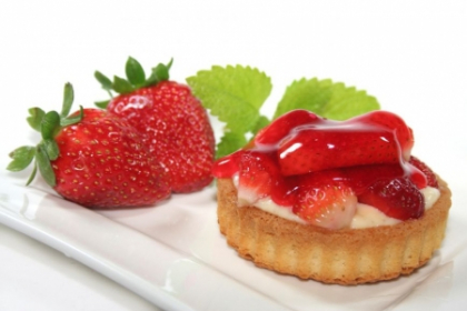 Tarta raw de capsuni proaspete, cu ulei de cocos