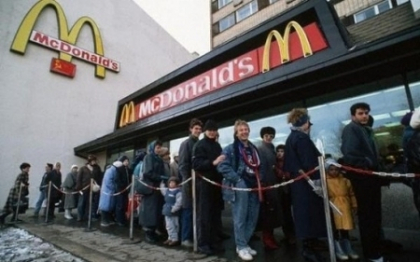Cea mai mare coada vazuta la McDonald\'s in Europa.Cati rusi au venit la primul Mc deschis in Moscova Cea mai mare coada vazuta la McDonald\'s in Europa.Cati rusi au venit la primul Mc deschis in Moscova
