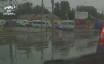 3 incalcari intr-un minut! Cum a fost amendat soferul microbuzului care a blocat circulatia strada Ismail 3 incalcari intr-un minut! Cum a fost amendat soferul microbuzului care a blocat circulatia strada Ismail