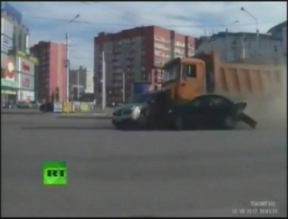 12 masini facute zob in Rusia! Uite ce a facut un sofer incepator care conducea un camion