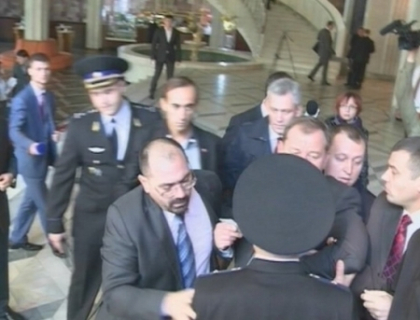 VIDEO. Bataie in Parlament! Selin nu a fost lasat sa intre la sedinta. Comunistii, in ajutor VIDEO. Bataie in Parlament! Selin nu a fost lasat sa intre la sedinta. Comunistii, in ajutor
