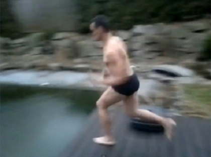 SALT ESUAT: Ce a patit un tanar care s-a aruncat intr-o piscina inghetata - VIDEO SALT ESUAT: Ce a patit un tanar care s-a aruncat intr-o piscina inghetata - VIDEO
