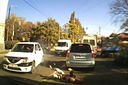 IMAGINI SOCANTE! O tanara in varsta de 19 ani e SPULBERATA de un automobil pe strada Ismail IMAGINI SOCANTE! O tanara in varsta de 19 ani e SPULBERATA de un automobil pe strada Ismail