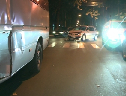Un microbuz de ruta a fost lovit in plin de un Renault pe strada Mihai Eminescu! VIDEO Un microbuz de ruta a fost lovit in plin de un Renault pe strada Mihai Eminescu! VIDEO