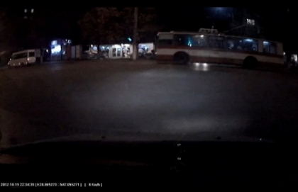 Se grabea sa ajunga mai repede acasa? Dovada ca si soferii de troleibuze incalca. VIDEO