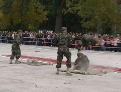 Au improvizat scene de razboi. Militarii brigazii de infanterie au sarbatorit 20 de ani de la formare Au improvizat scene de razboi. Militarii brigazii de infanterie au sarbatorit 20 de ani de la formare