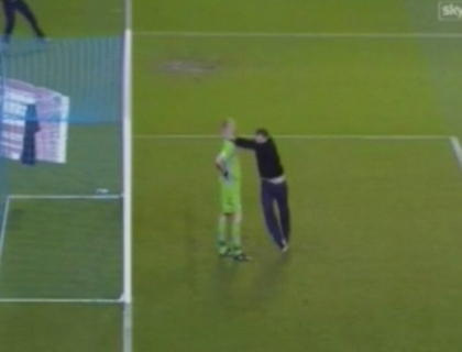 Imagini de groaza la un meci de fotbal. Nu o sa crezi ce a facut acest suporter pe teren Imagini de groaza la un meci de fotbal. Nu o sa crezi ce a facut acest suporter pe teren