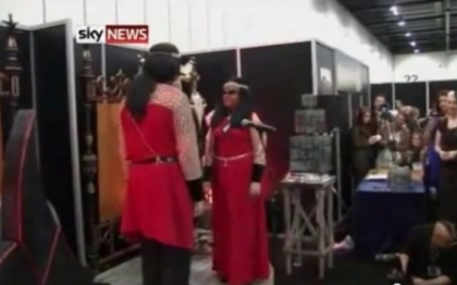 Pasionat de serialul "Star Trek", un cuplu din Suedia a hotarat sa faca o nunta "klingoniana". VIDEO Pasionat de serialul "Star Trek", un cuplu din Suedia a hotarat sa faca o nunta "klingoniana". VIDEO