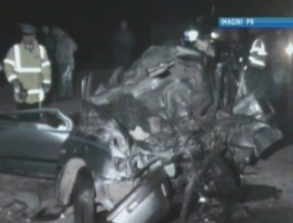 Tragedie pe soseaua Balcani! Un politist a murit dupa ce s-a izbit cu masina de un microbuz Tragedie pe soseaua Balcani! Un politist a murit dupa ce s-a izbit cu masina de un microbuz
