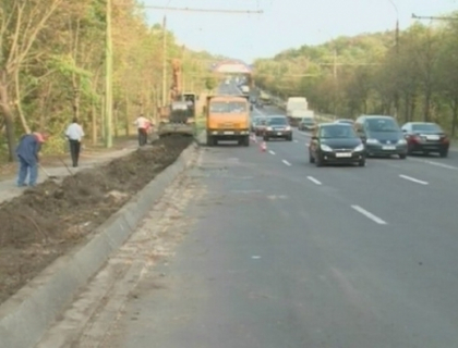 Lucrari cu obstacole pe strada Alecu Russo! Ce ii impiedica pe drumari sa largeasca soseaua Lucrari cu obstacole pe strada Alecu Russo! Ce ii impiedica pe drumari sa largeasca soseaua