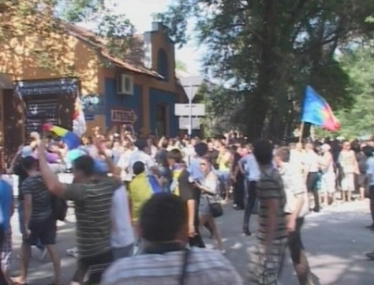 Primul pedepsit! Un tanar, amendat cu 4 mii de lei pentru ca a blocat traseul pentru Marsul Unirii Primul pedepsit! Un tanar, amendat cu 4 mii de lei pentru ca a blocat traseul pentru Marsul Unirii