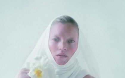 Fotografia care a scandalizat lumea religioasa. Kate Moss in cel mai indraznet pictorial