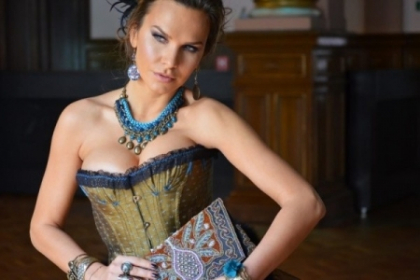 Anna Lesko, cu sanii la vedere pe coperta noului single! Cum isi indeamna fanii sa o ia - VIDEO