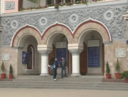 Politist, acuzat ca a furat 67 de mii de euro de la un barbat care se intorcea cu trenul din Rusia Politist, acuzat ca a furat 67 de mii de euro de la un barbat care se intorcea cu trenul din Rusia