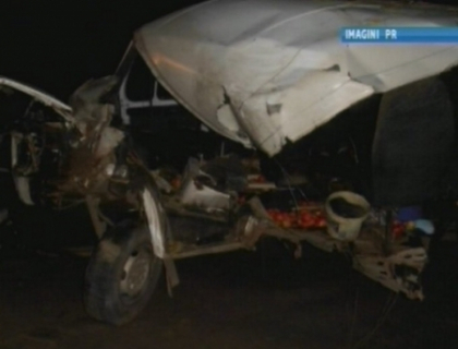 FOTO. Se indreptau spre casa, dar n-au mai ajuns. 4 morti dupa ce un microbuz s-a izbit de un plug FOTO. Se indreptau spre casa, dar n-au mai ajuns. 4 morti dupa ce un microbuz s-a izbit de un plug