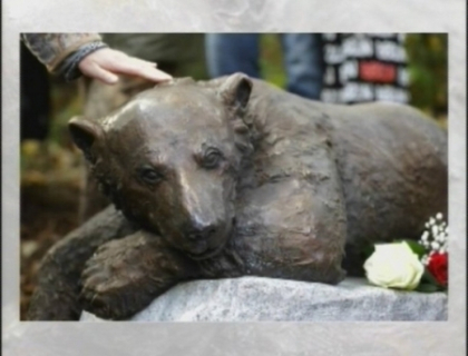 Celebrul urs Knut, are un monument la Zoo din Berlin. Sute de oameni au venit sa-l vada Celebrul urs Knut, are un monument la Zoo din Berlin. Sute de oameni au venit sa-l vada