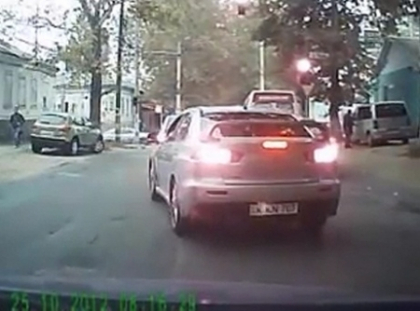 Efectul turmei - a incalcat unul, incalca si urmatorul! Ce fac soferii ca sa nu mai stea la coada. VIDEO Efectul turmei - a incalcat unul, incalca si urmatorul! Ce fac soferii ca sa nu mai stea la coada. VIDEO