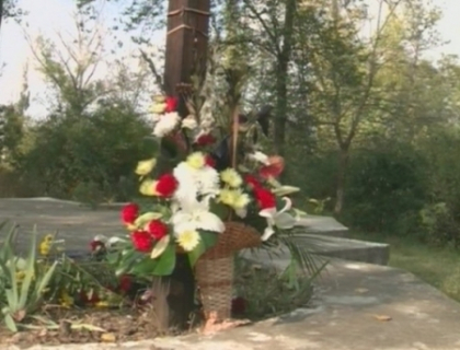Florile depuse de Ambasada Romaniei in memoria ostasilor AU ARS! Cum a reactionat Lazurca Florile depuse de Ambasada Romaniei in memoria ostasilor AU ARS! Cum a reactionat Lazurca