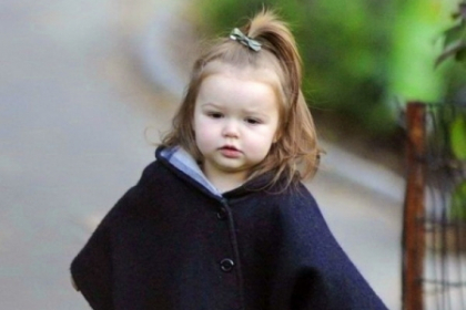 Adorabila Harper Beckham face primii pasi! Vezi cum ii reuseste